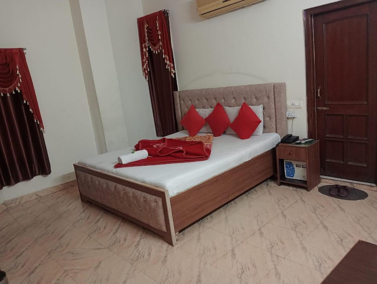 Hotel Holiday Inn Paradise Чандигарх Экстерьер фото